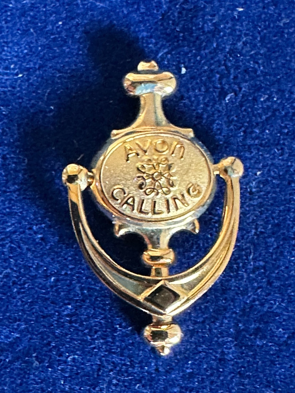 vintage gold-tone Avon Calling door knocker lapel pin, likely awarded to sales r - Picture 2 of 12